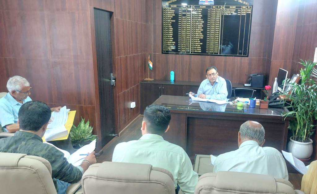 सहायक आयुक्त ने एससीएसटी अत्याचार निवारण एवं 15 सूत्रीय कार्यक्रम के क्रियान्वयन की समीक्षा की